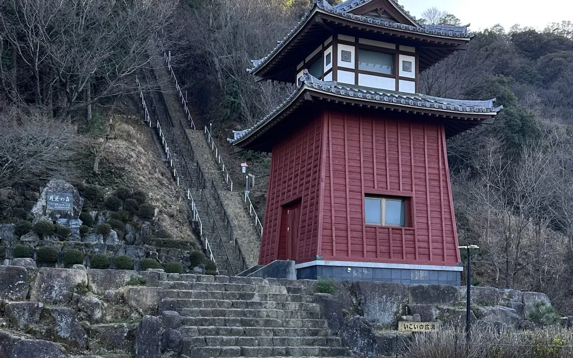 海津市 恋人の聖地(月見の森)の赤い展望台
